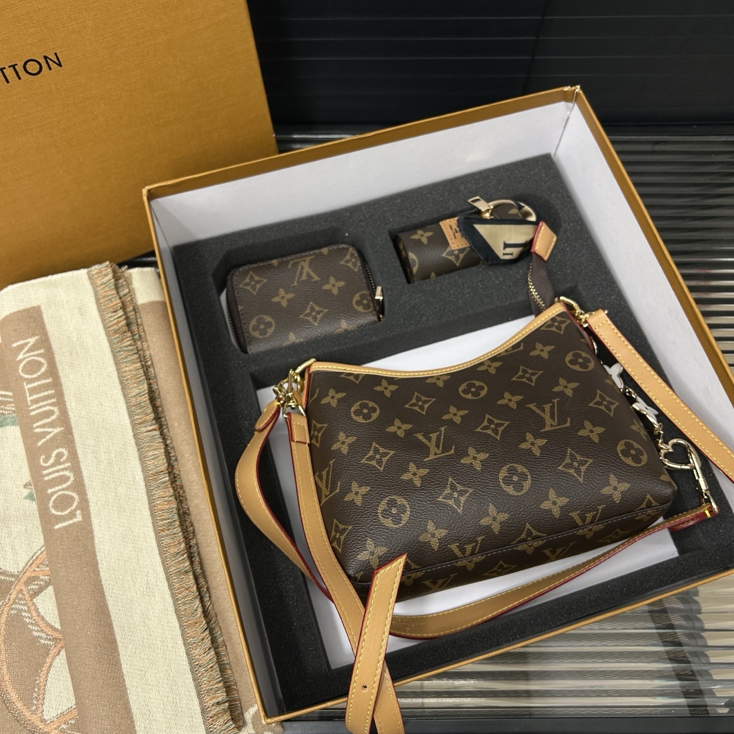 GIFT SET: LOUIS VUITTON CARRYALL BAG IN MONOGRAM CANVAS WITH KNOW ZIPPY COIN & SCARF MONOGRAM BEIGE - Image 5