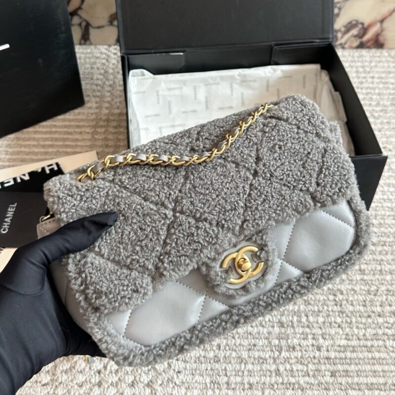 Alternative view of CHANEL FLAP BAG TEDDY SHEARLING AND GOLD TONE METAL GREY 25CM