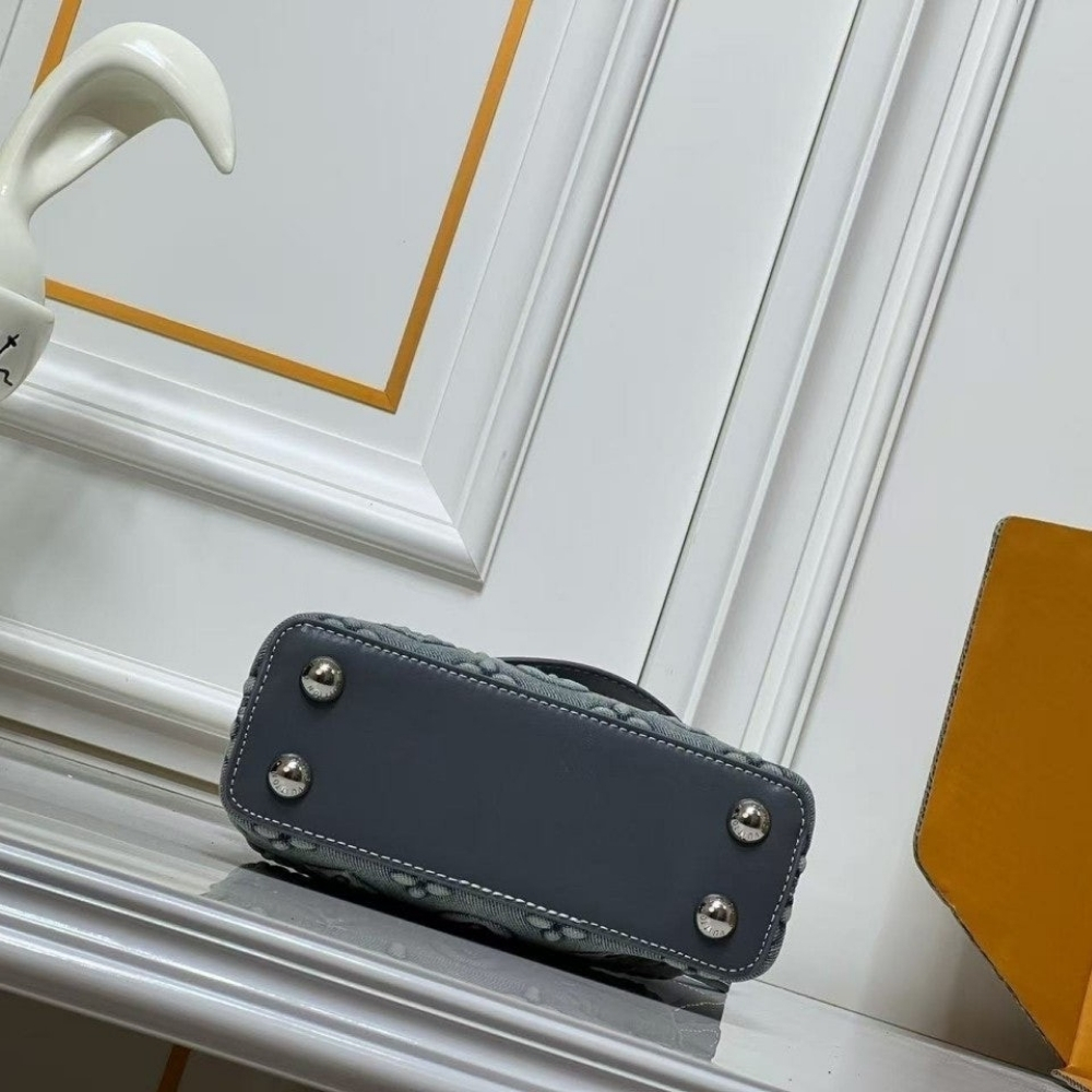 Louis Vuitton Capucines Mini Denim Dark Blue 21Cm - Image 6