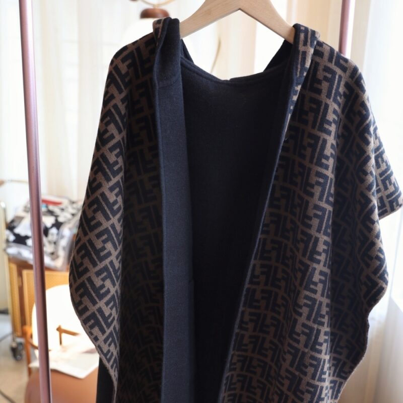 Alternative view of FENDI JUNIOR CAPE BLACK AND LOGO REVERSIBLE CAPE JFQ056AKLSF1M0T