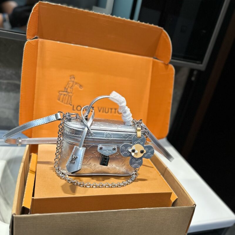 Alternative view of LOUIS VUITTON VANITY CHAIN POUCH SILVER 19CM M26097