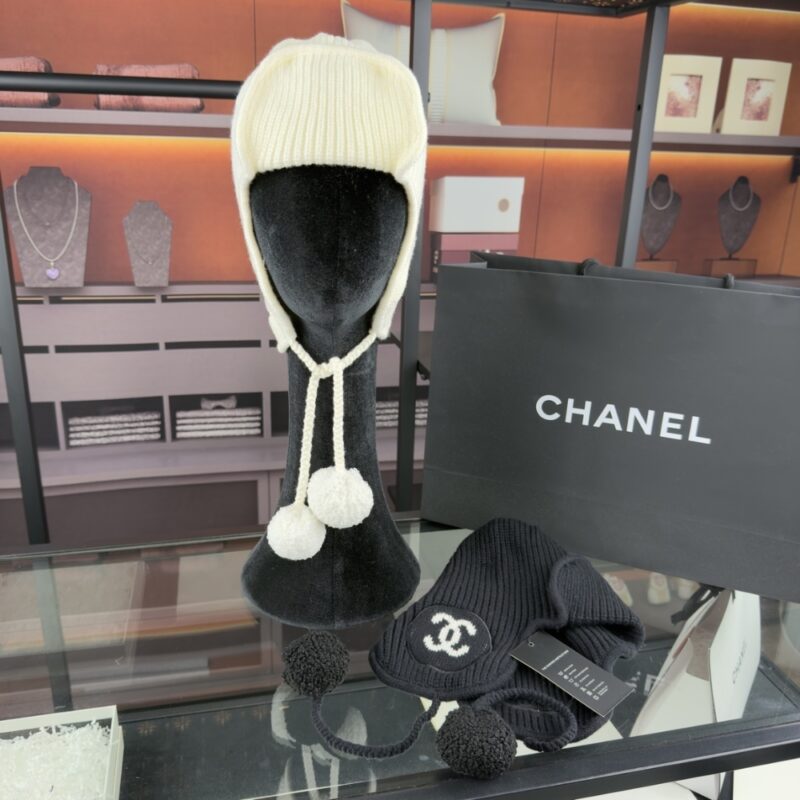 Alternative view of CHANEL CASHMERE BEANIE CREME