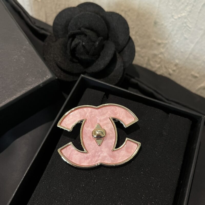 Alternative view of CHANEL CC LOGO BROOCH IN PINK ENAMEL WITH GOLD TONE HARDWARE ABG307 B21878 U3494