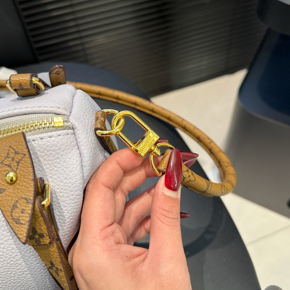 Louis Vuitton Express PM White 26Cm - Image 10