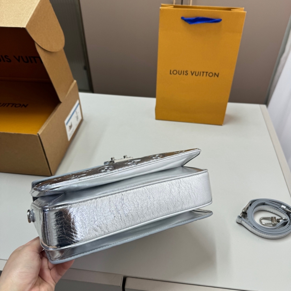 Louis Vuitton Pochette Métis Silver 25Cm - Image 7
