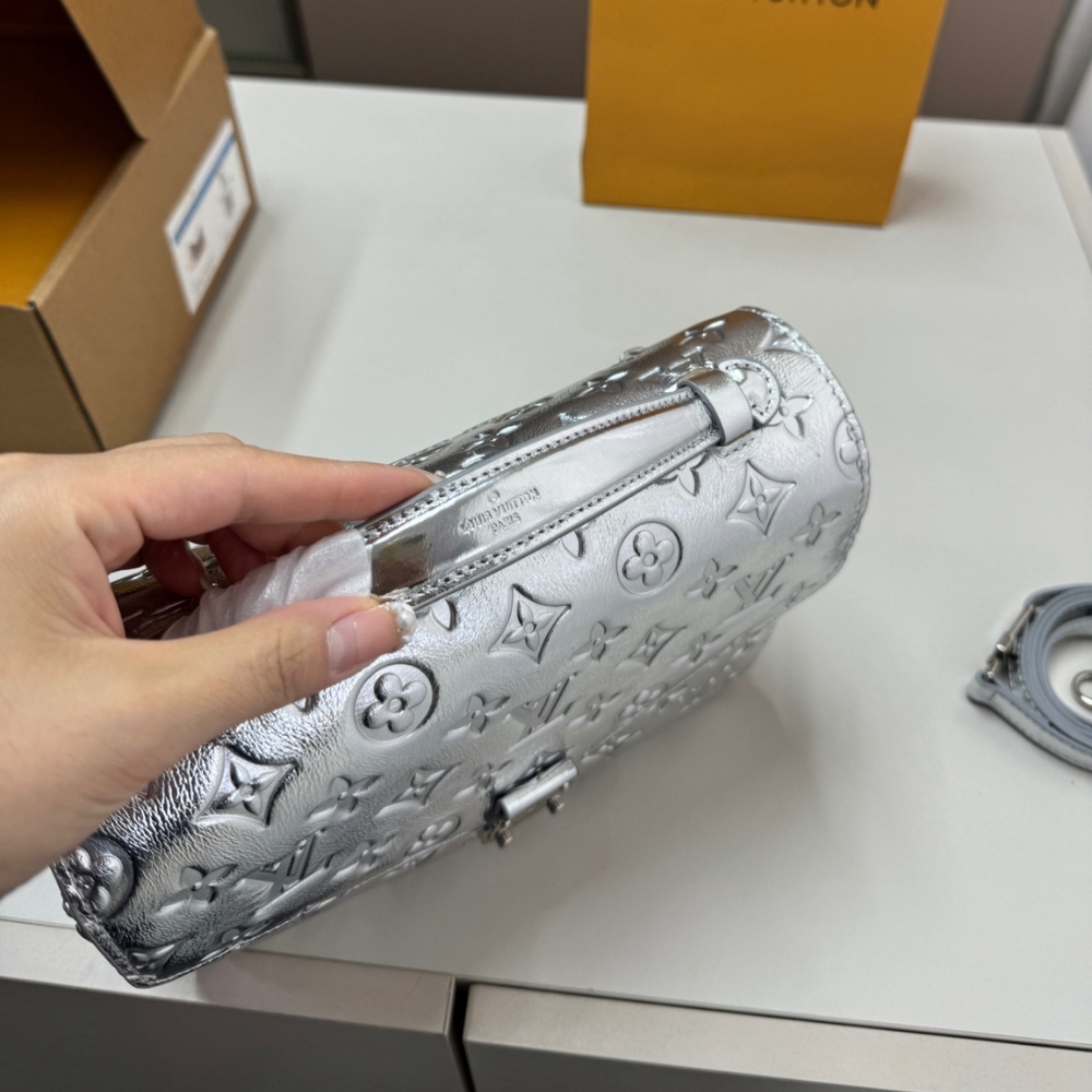 Louis Vuitton Pochette Métis Silver 25Cm - Image 4