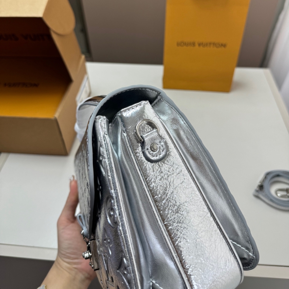 Louis Vuitton Pochette Métis Silver 25Cm - Image 5