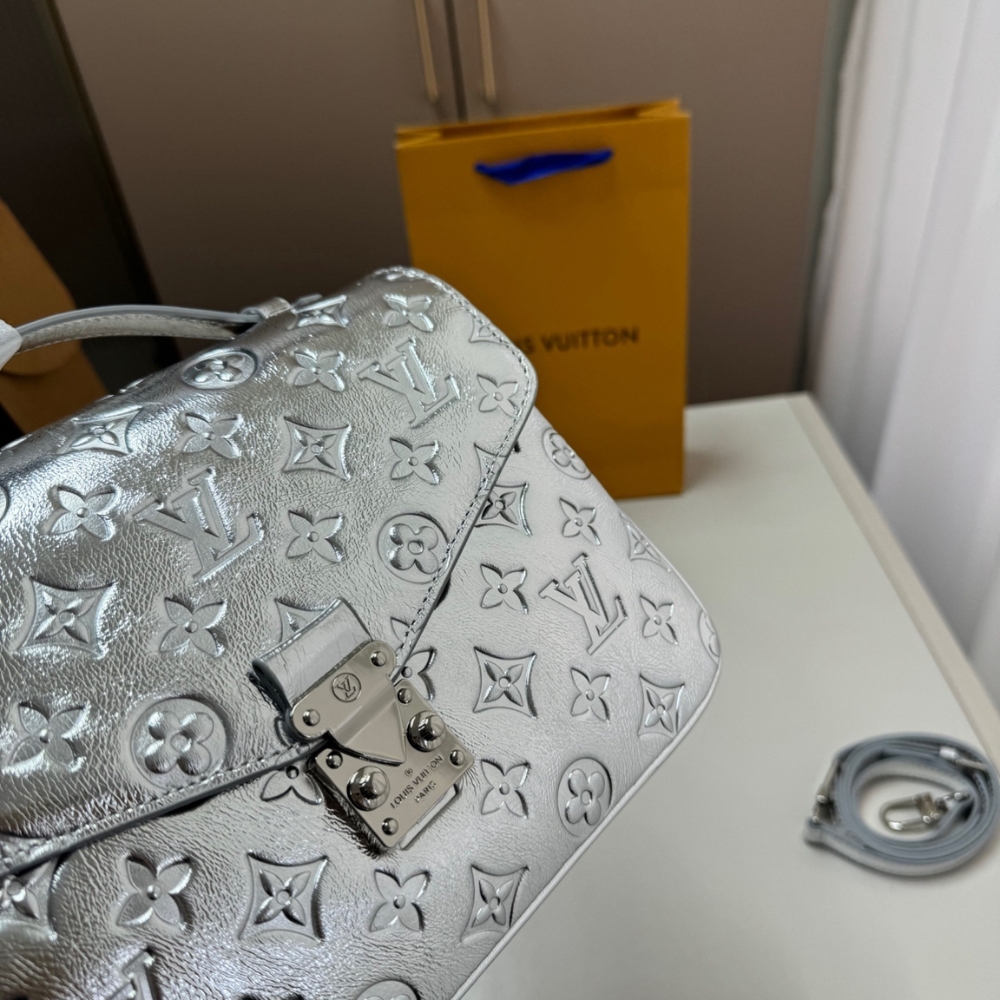 Louis Vuitton Pochette Métis Silver 25Cm - Image 3