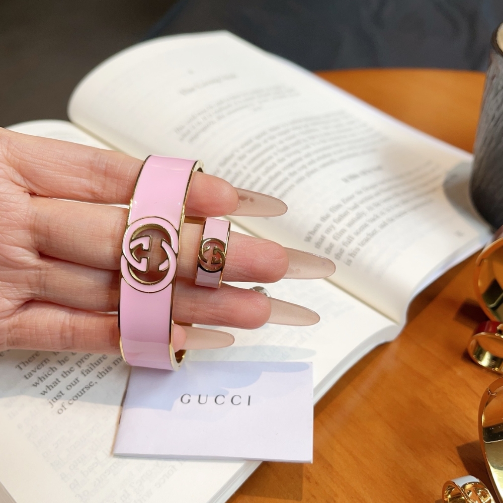 Set Gucci Cuff Bracelet And Ring Interlocking Enamel Light Pink Gold Tone - Image 4