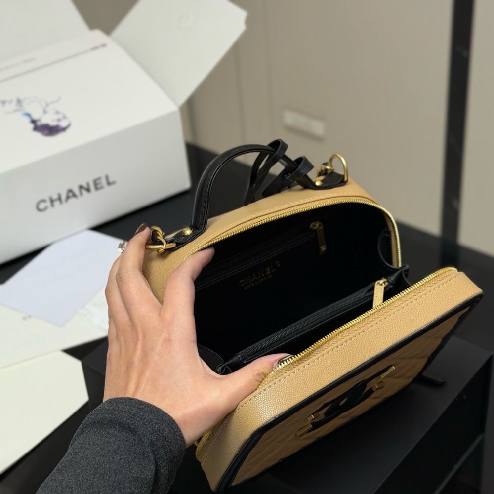 Chanel CC Filigree Medium Vanity Case Beige 21Cm - Image 3