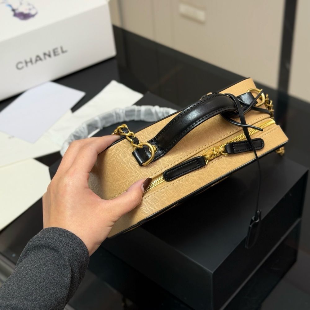 Chanel CC Filigree Medium Vanity Case Beige 21Cm - Image 4