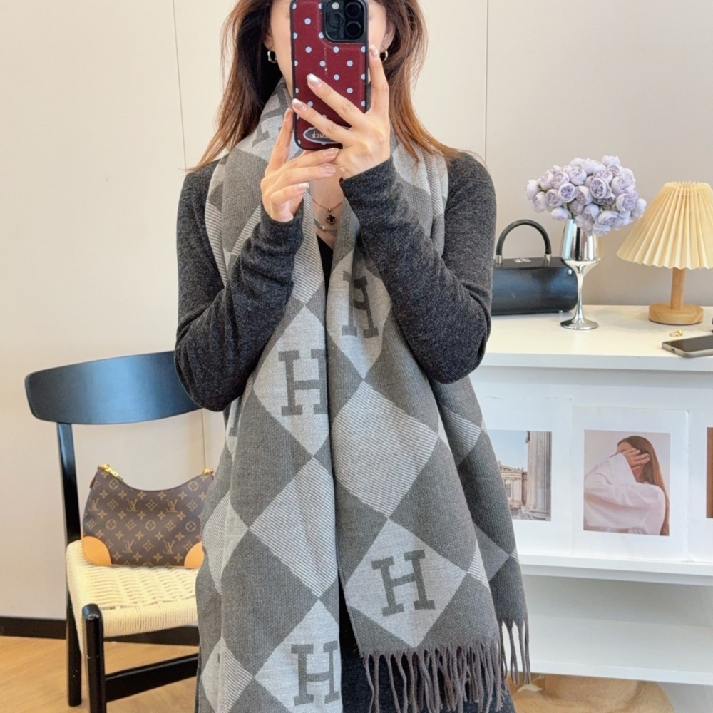 Hermès Diamond H Logo Wool Shawl Gray 180Cm - Image 4