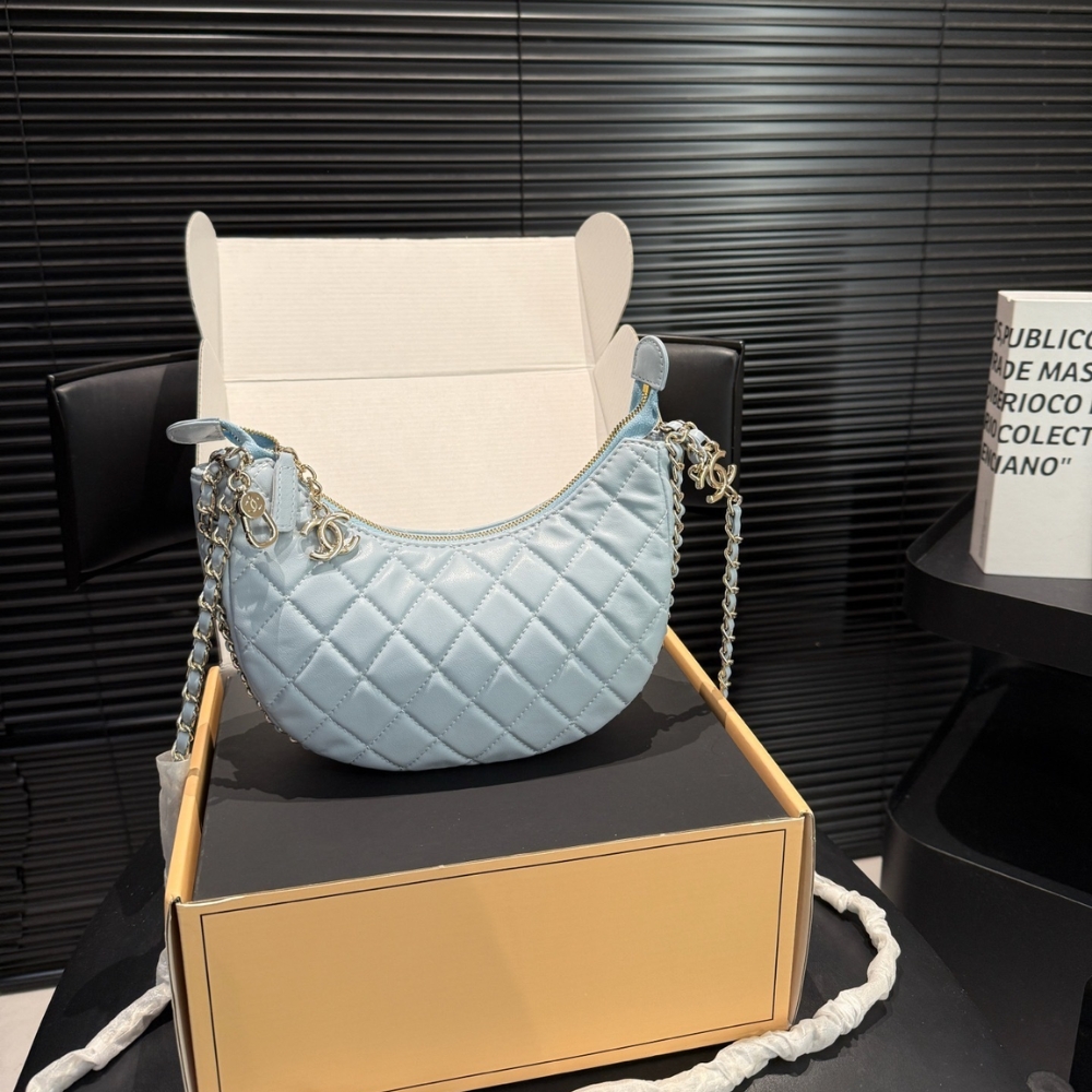 Chanel Hobo Bag Shiny Silver Metal Light Blue 20Cm - Image 3