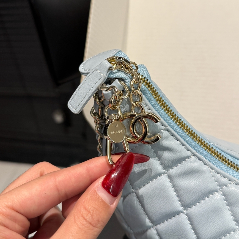 Chanel Hobo Bag Shiny Silver Metal Light Blue 20Cm - Image 7