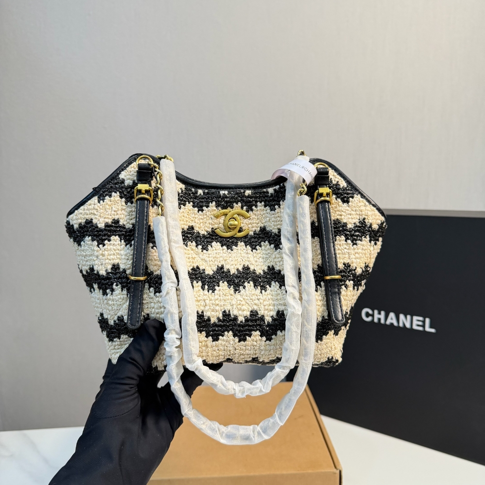 Chanel Small Shopping Bag Braided Straw And Gold Tone Metal Beige And Black 20Cm - Image 3
