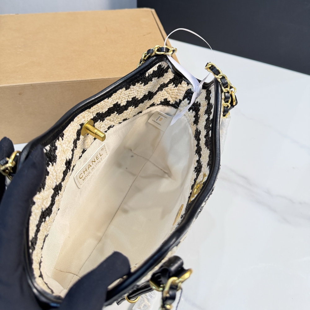 Chanel Small Shopping Bag Braided Straw And Gold Tone Metal Beige And Black 20Cm - Image 10