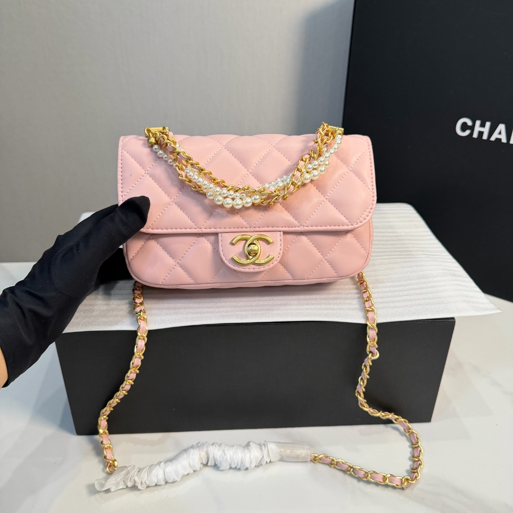 Chanel Mini Flap Bag in Shiny Leather and Pearls Light Pink 20Cm - Image 2