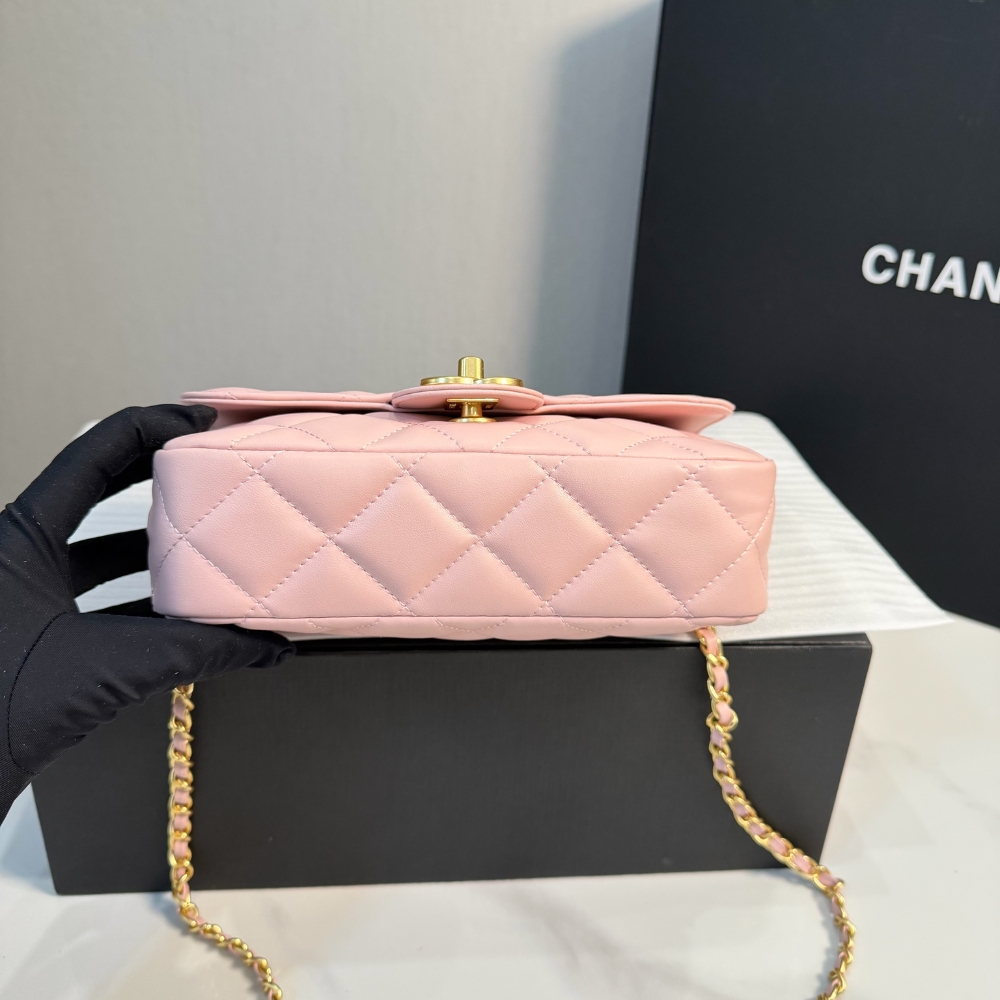 Chanel Mini Flap Bag in Shiny Leather and Pearls Light Pink 20Cm - Image 5