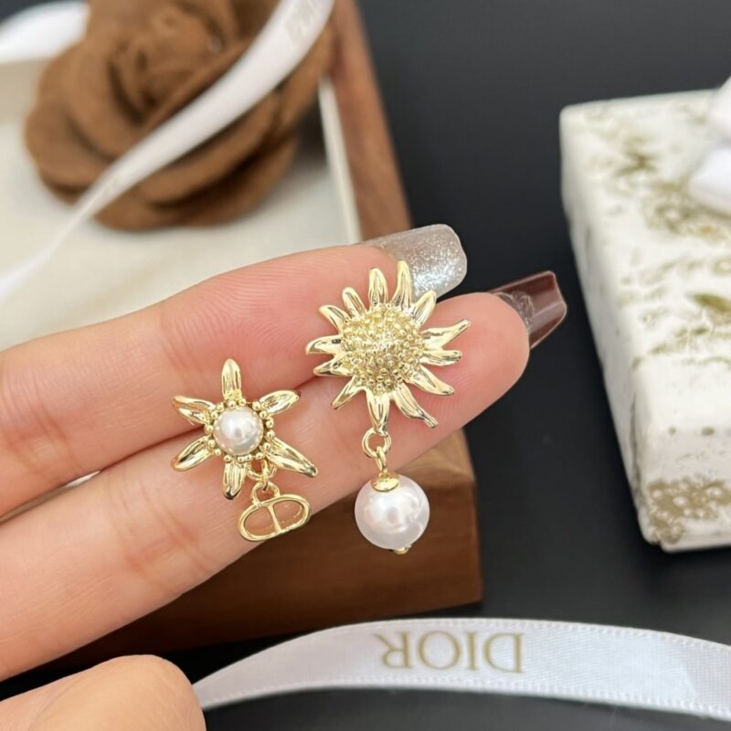 Alternative view of DIOR CHARDONS EARRINGS RESIN PEARLS E3690WOMRS D301