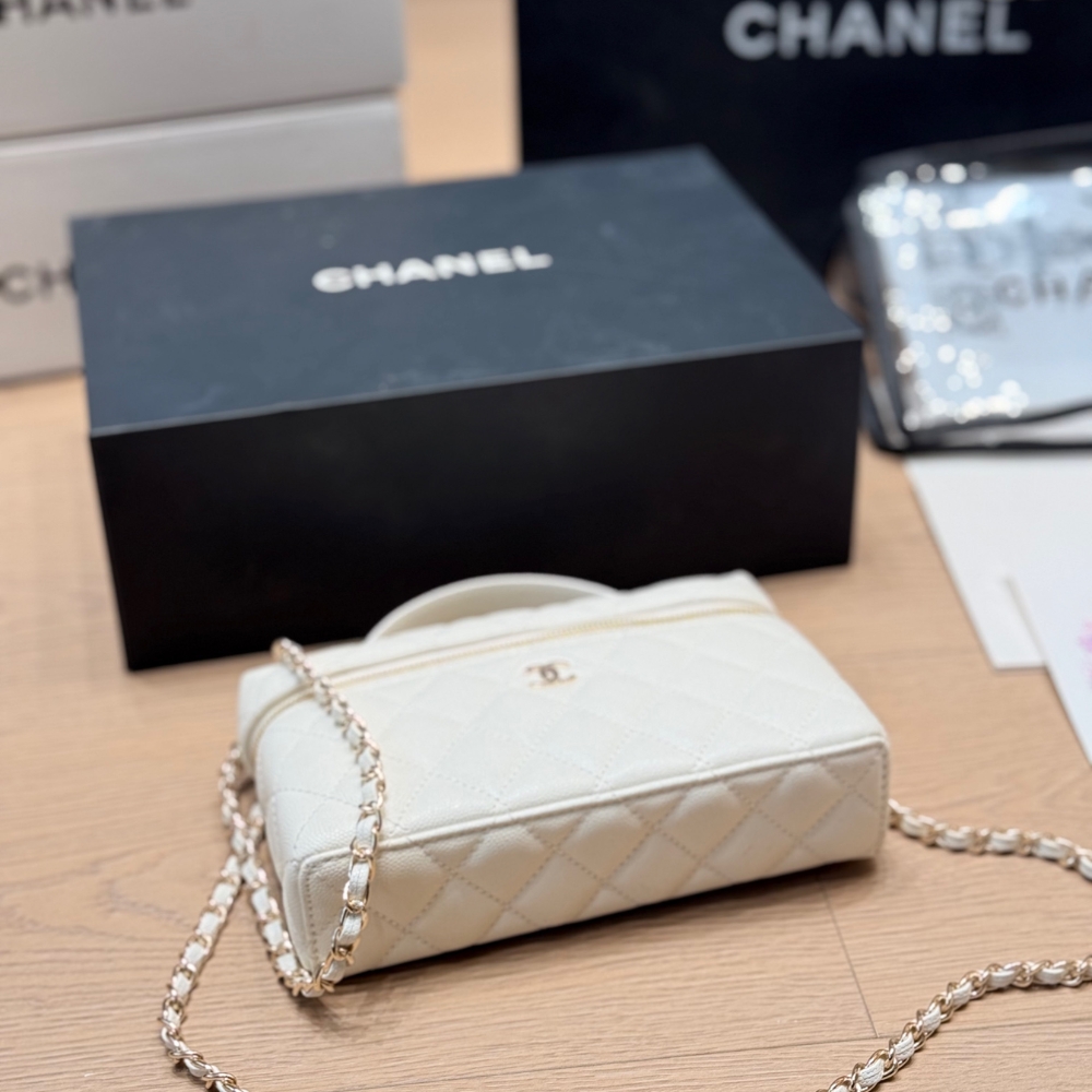 Chanel Classic Vanity With Chain Gold Hardware White 19Cm - Image 6