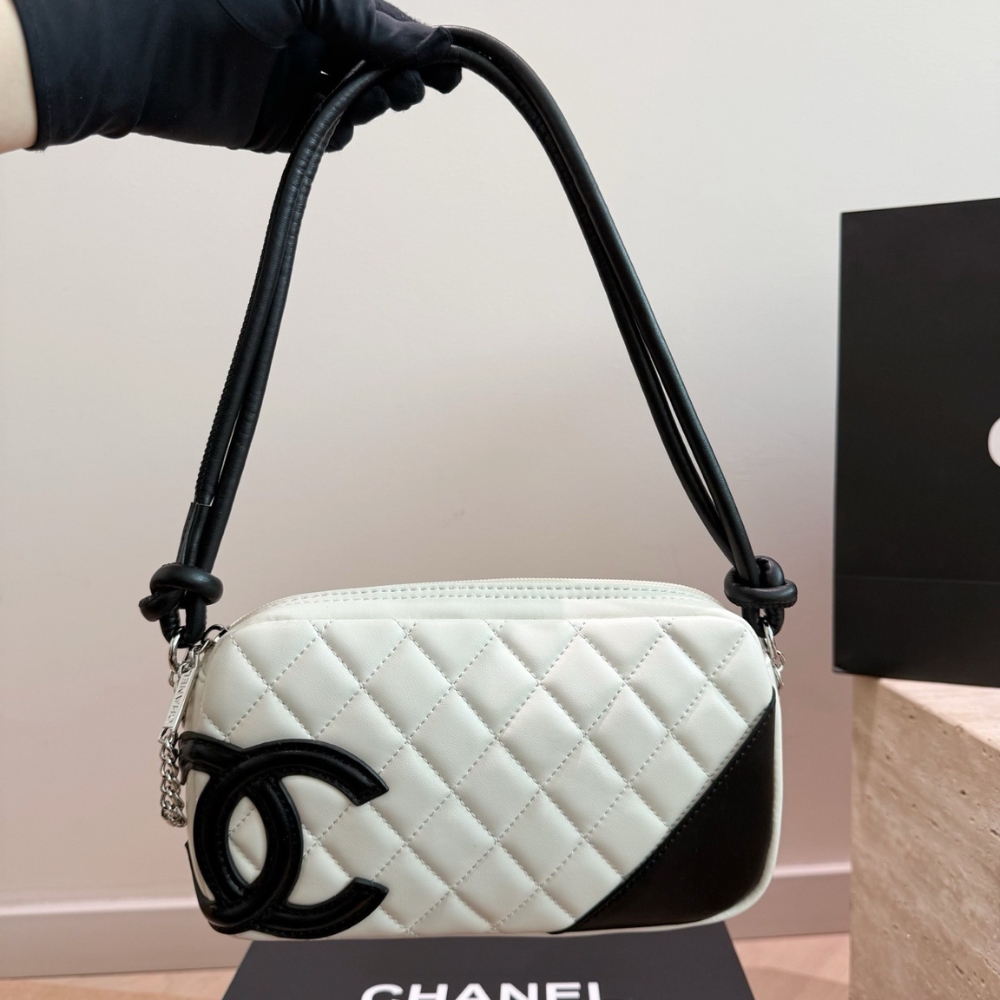 Chanel Cambon Pochette Quilted Leather White And Black 22Cm - Image 3