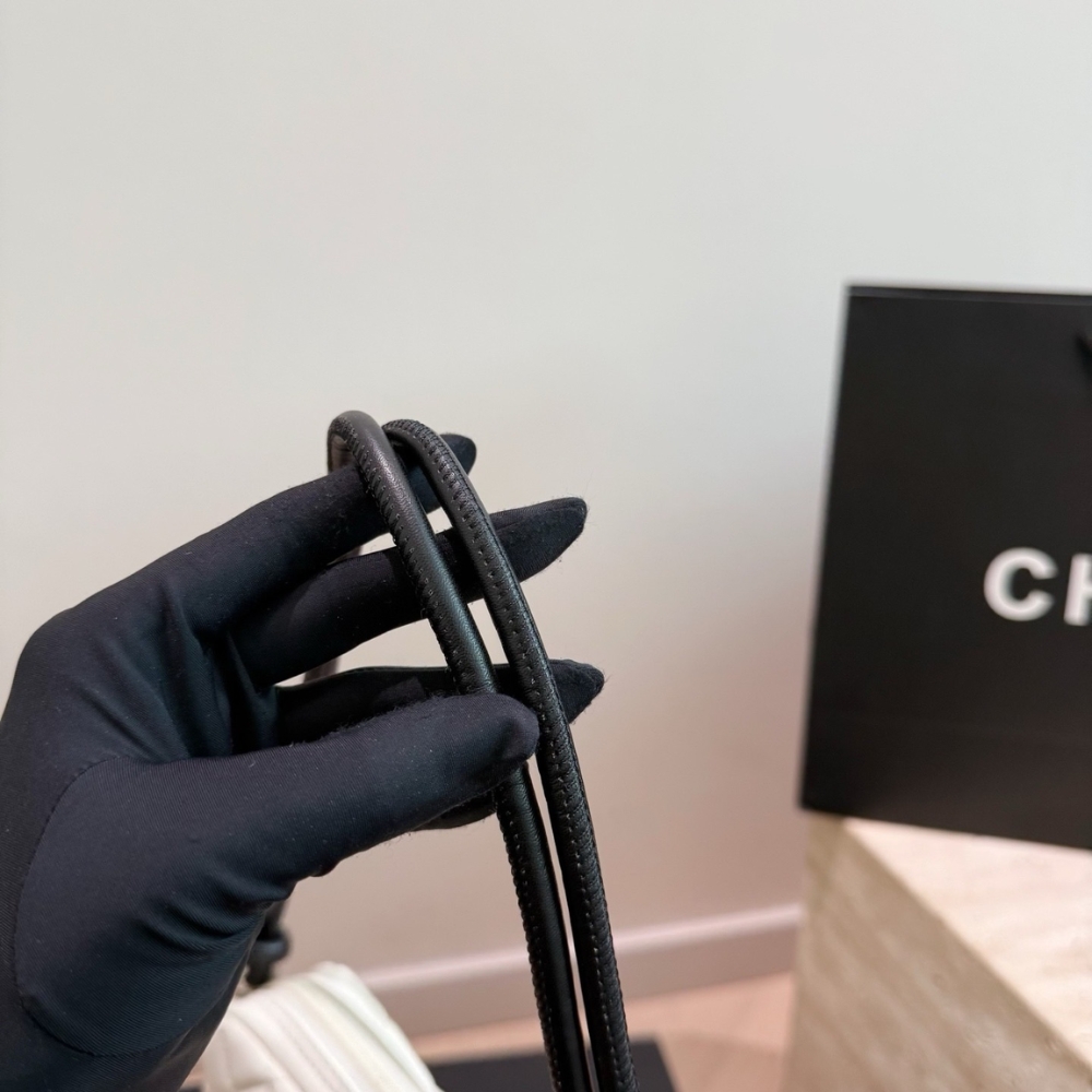 Chanel Cambon Pochette Quilted Leather White And Black 22Cm - Image 8