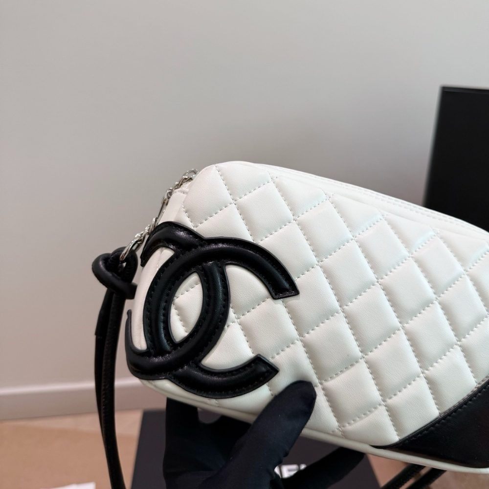 Chanel Cambon Pochette Quilted Leather White And Black 22Cm - Image 4