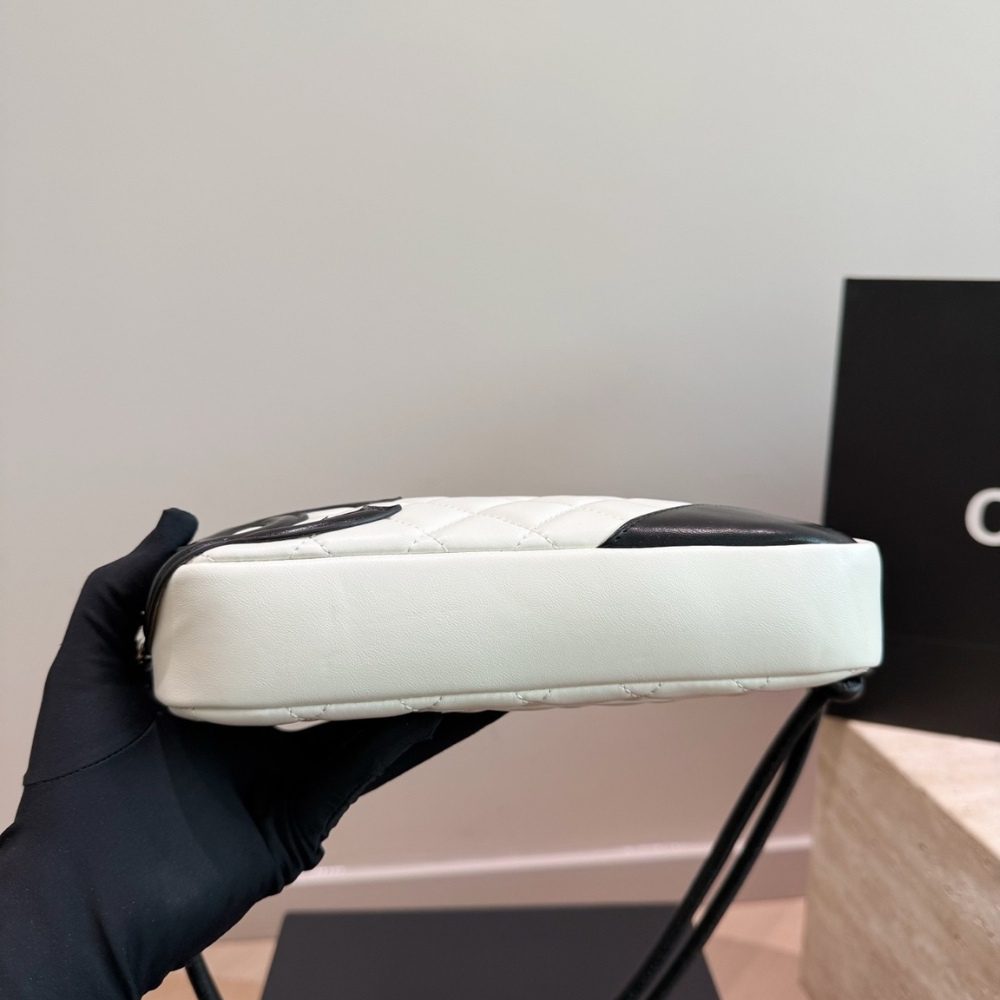 Chanel Cambon Pochette Quilted Leather White And Black 22Cm - Image 6