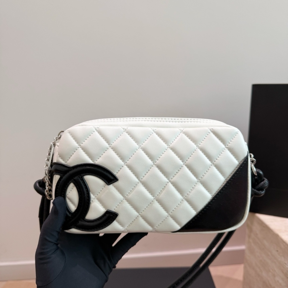 Chanel Cambon Pochette Quilted Leather White And Black 22Cm - Image 2